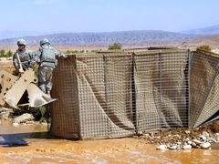Cora ti porta a visitare il laboratorio della barriera difensiva.