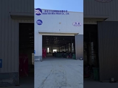 La prospettiva in prima persona ti porta a guardare l'assemblaggio di Defensive Barrier.