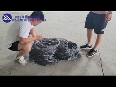 Filtro a bassa visibilità ostacolo carro armato di difesa del campo di battaglia che avanza attraverso la rete di filo di ferro