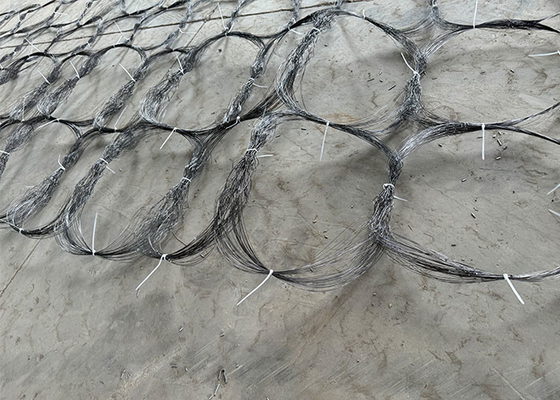 Visto a bassa visibilità campo di battaglia di difesa anti carro armato traccia di avvolgimento rete di filo