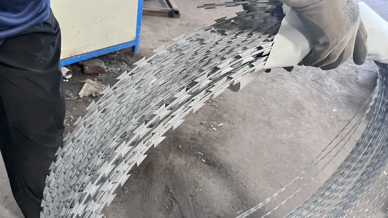 Fence di sicurezza galvanizzata Razor Barbed Wire Con Clips Croce