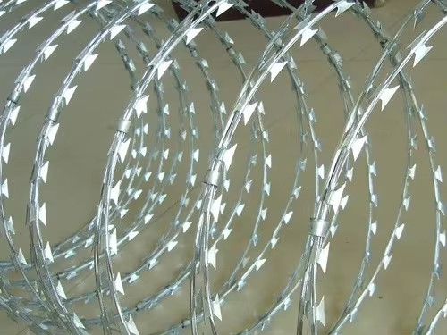 Fence di sicurezza galvanizzata Razor Barbed Wire Con Clips Croce