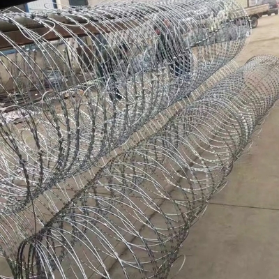 Al dettaglio BTO-10 Razor Barbed Wire High Tensile Rolls For Secure Enclosures Wire Fence Panel