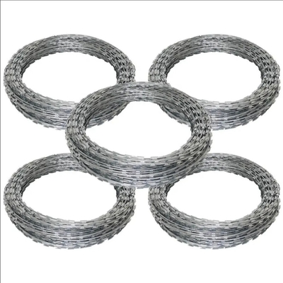 Al dettaglio BTO-10 Razor Barbed Wire High Tensile Rolls For Secure Enclosures Wire Fence Panel