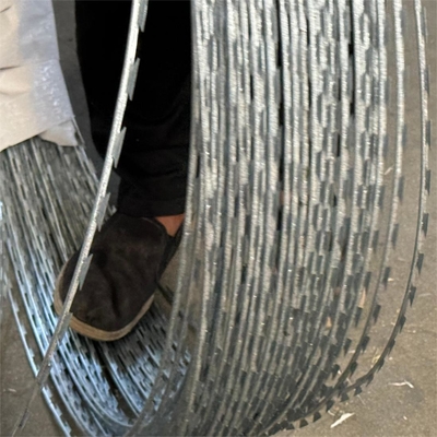 Al dettaglio BTO-10 Razor Barbed Wire High Tensile Rolls For Secure Enclosures Wire Fence Panel