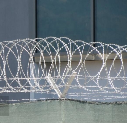 Ferro galvanizzato o 304 in acciaio inossidabile filo di recinzione con lame da rasoio utilizzato per recinzioni di alta sicurezza