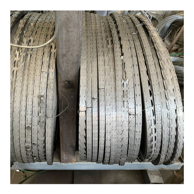 2.5mm di diametro Galvanizzato Razor Barbed Wire Fence di sicurezza Saldato Acciaio Mesh con Barbs