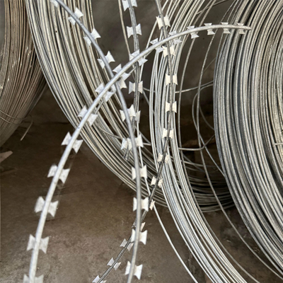 2.5mm di diametro Galvanizzato Razor Barbed Wire Fence di sicurezza Saldato Acciaio Mesh con Barbs