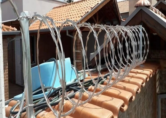 Filtro di filo spinato di plastica rivestito con rasoio Flat Wrap Wire per recinzione di sicurezza