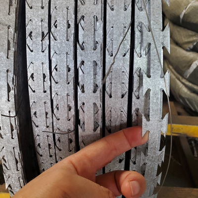 Rollo di recinzione di filo spinato BTO-22 Galvanizzato Razor Barbed Wire Specifica e tipi
