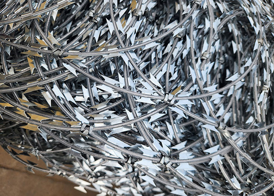 I confini nazionali utilizzano filo spinato per impedire l'arrampicata