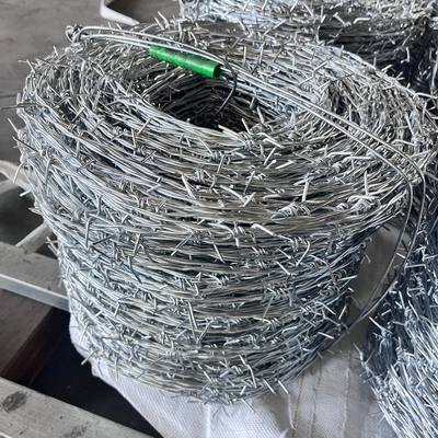 Fabbrica Hot Dip galvanizzato filo spinato per maglia Recinzione di sicurezza 12,5 calibro 18 calibro PVC rivestito ferro filo spinato