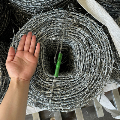 Cavo di filo spinato galvanizzato tradizionale 400M 500M 50Kg per rotolo di acciaio di 5 mm di diametro per recinzione e protezione