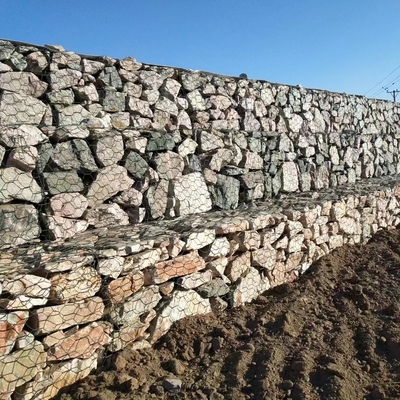 Sotto l'acqua di mare facendo uso dei canestri torti del gabbione del cavo il PVC ha ricoperto 2x1x1 m.