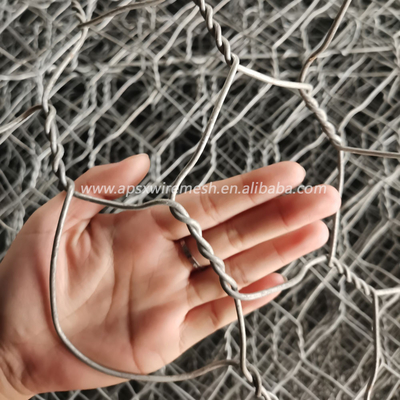 Il PVC ha ricoperto il muro di sostegno dei canestri del gabbione del metallo
