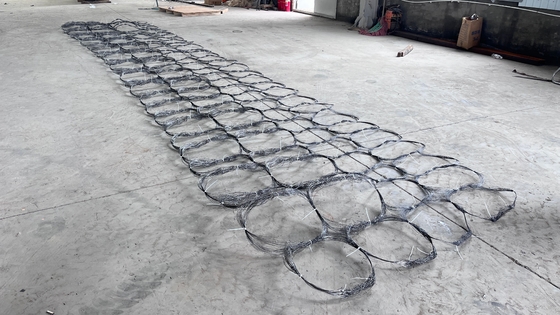 Rete di avvolgimento di piste di serbatoi ad alto zinco galvanizzata Putanka Border Defense Tank Obstacle Net Anti Tank Barrier Wire Mesh