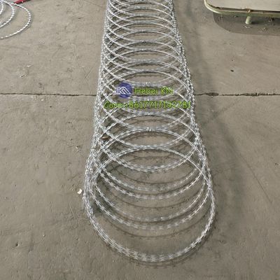 Fabbrica all'ingrosso Bto-22 Caldo Dip Galvanizzato Concertina 0.5mm Razor Barbed Wire per autostrade Barriere di sicurezza lungo la strada