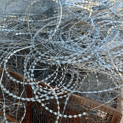 Galvanizzato Bto-22 Razor Wire Fence Stretched Ribbon Spirali di filo spinato per fattoria / recinzione