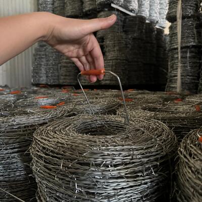 Acciaio inossidabile Barbed Galvanizzato Buon prezzo Razor Barbed Wire 500 Meter Lunghezza Barbed Wire Recinzione