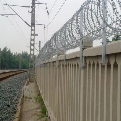 Fuoco galvanizzato ad alta resistenza a filo spinato rasoio di tipo croce Concertina filo a lame per la protezione del perimetro della prigione di frontiera