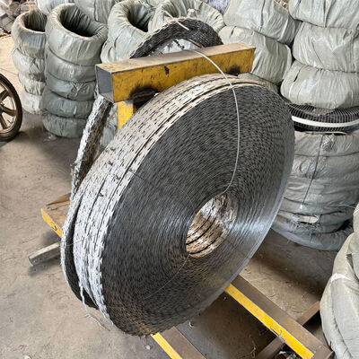 Razor Wire Galvanized Ribbon Barbed Wire Helical resistente all'acqua per siti sicuri, recinzione agricola protezione giardino esterno
