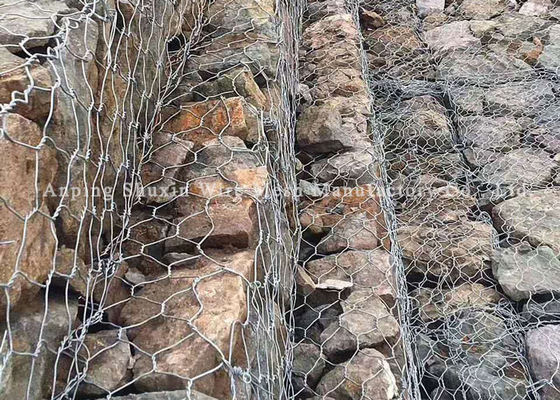 Tre alte gabbie della parete del gabbione dello zinco tessute torsione