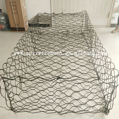 Il doppio ha torto l'esagono delle gabbie riempito pietra dei canestri del gabbione galvanizzato 6x8cm che impedisce la rottura della roccia